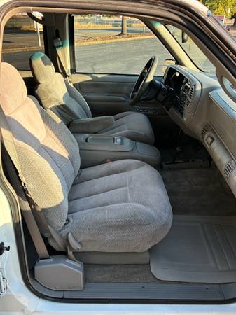 1999 Chevrolet Suburban 1500 LS 4dr 4x2 Automatic — photo 11