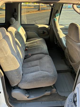 1999 Chevrolet Suburban 1500 LS 4dr 4x2 Automatic — photo 12
