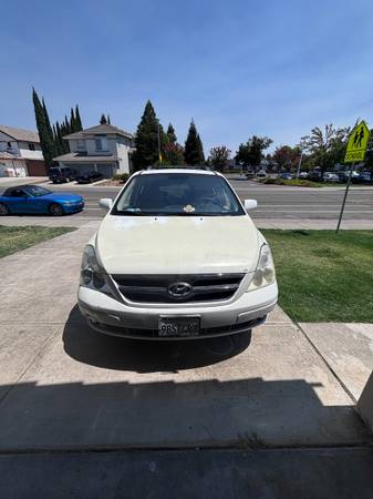 2007 Hyundai Entourage SE Front-wheel Drive Passenger Van Automatic — photo 2