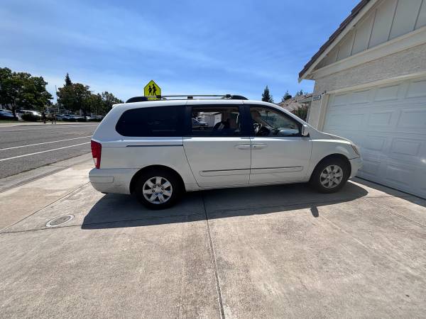 2007 Hyundai Entourage SE Front-wheel Drive Passenger Van Automatic — photo 1