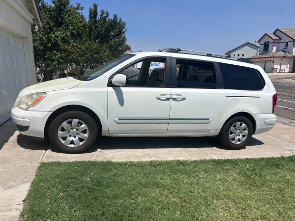 2007 Hyundai Entourage SE Front-wheel Drive Passenger Van Automatic — photo 3