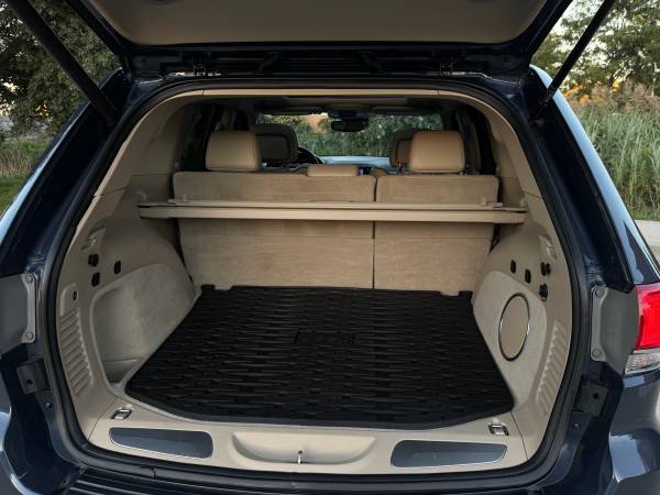 2020 Jeep Grand Cherokee Overland 4dr 4x2 Automatic — photo 10
