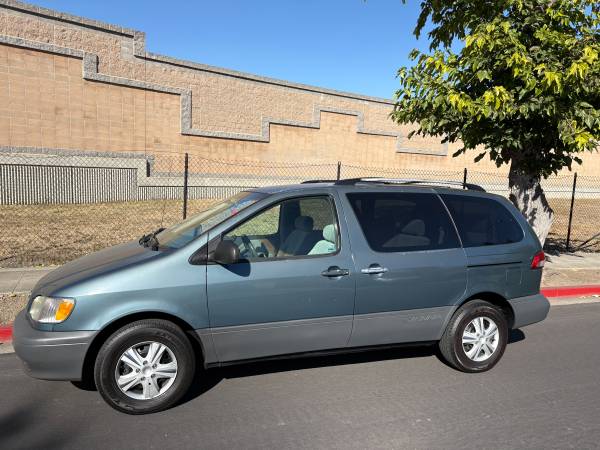 2003 Toyota Sienna LE 4dr Passenger Van Automatic — photo 1