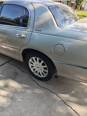 2006 Lincoln Town CAR Executive 4dr Sedan Automatic — photo 2